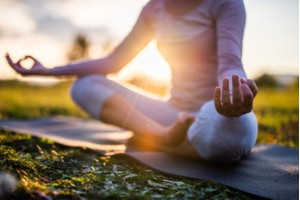 Yoga als natuurlijke ondersteuning bij urineverlies: wat zegt de wetenschap?